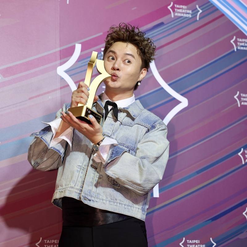 由台北市政府文化局籌辦的第1屆台北戲劇獎，7日在台北表演藝術中心球劇場舉行頒獎典禮，歌手許富凱（圖）以瘋戲樂工作室「五木大学一夜の女王櫻子媽媽」榮獲最佳音樂劇類男演員獎