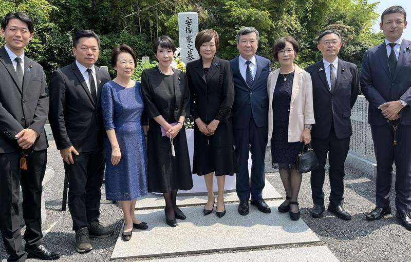 駐日代表李逸洋夫婦8日出席於山口縣長門市舉行的「安倍晉三前首相追思會」，左起為眾議員岸信千世、立法委員陳俊宇、參議員山谷惠理子、眾議員高市早苗、安倍昭惠、李逸洋夫婦、立法委員李坤城及眾議員吉田真次。