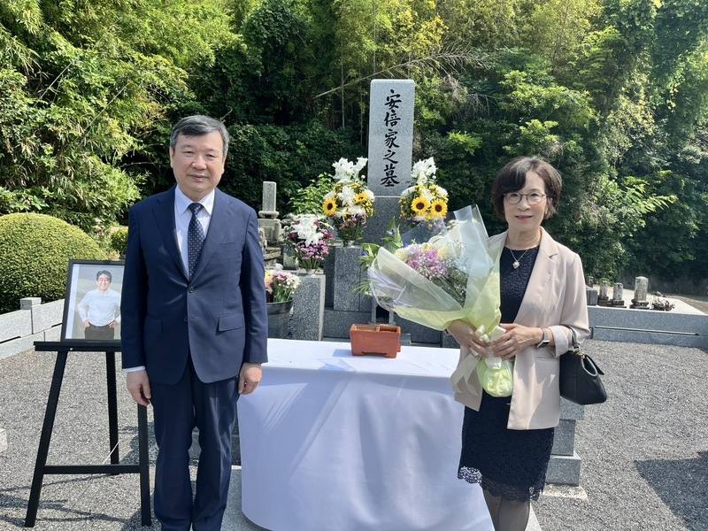 駐日代表李逸洋夫婦8日出席於山口縣長門市舉行的「安倍晉三前首相追思會」。在追思會開始前，特別前往安倍墓前獻花致意，代表台灣向安倍一生致力於守護區域和平與深化台日友好所做出的貢獻，表達最深切敬意與誠摯感謝