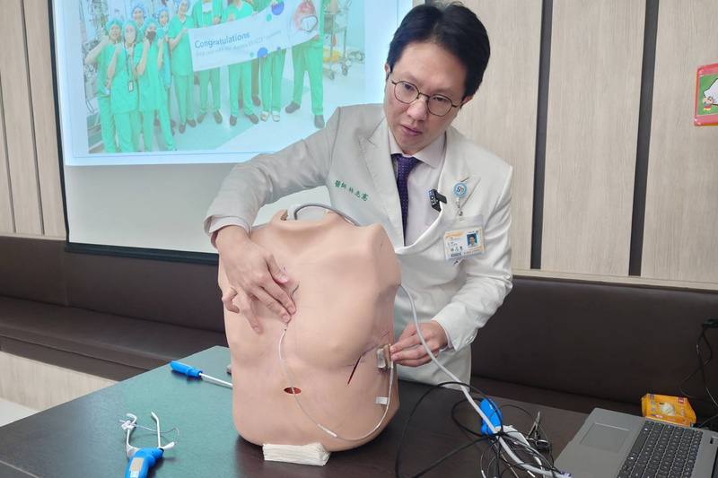 奇美醫院心臟血管內科主治醫師林志憲（圖）8日在院內衛教宣導會說明，新一代血管外心臟去顫器導線不進入血管與心臟，可避免傳統導線相關併發症風險