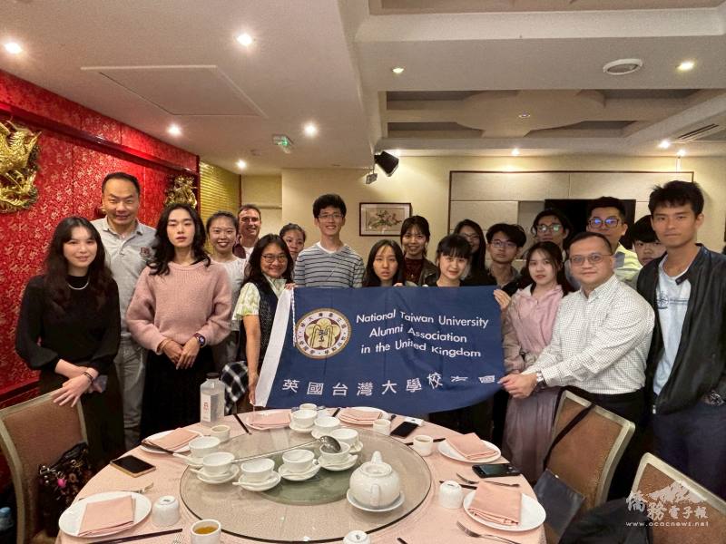 臺大引水人計畫11位英國企業實習生，於倫敦與企業導師與負責人餐敘 (英國臺大校友會提供)