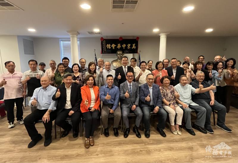 阮昭雄拜會美京中華會館，並與僑領們合照