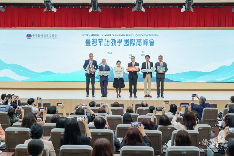 僑務委員會委員長徐佳青(左3)與國安會副秘書長徐斯儉(左2)、外交部政務次長陳明祺(右3)、數位發展部政務次長林宜敬(右2)、美國在臺協會(AIT)代理副處長Mr. John Morgan(左1)、海華文教基金會董事長吳明穎(右1)於開幕式合影