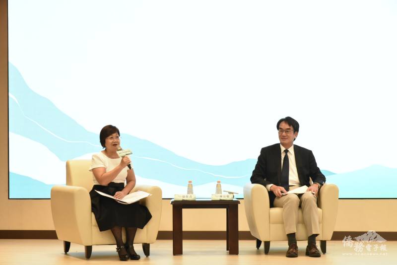 主題講座由徐佳青(左)主持，邀請數位發展部政務次長林宜敬(右)分享「AI輔助帶動教與學的改變」