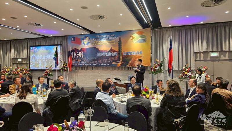 僑務秘書曾權榮代表僑委會委員長徐佳青於惜別晚宴向大家致意