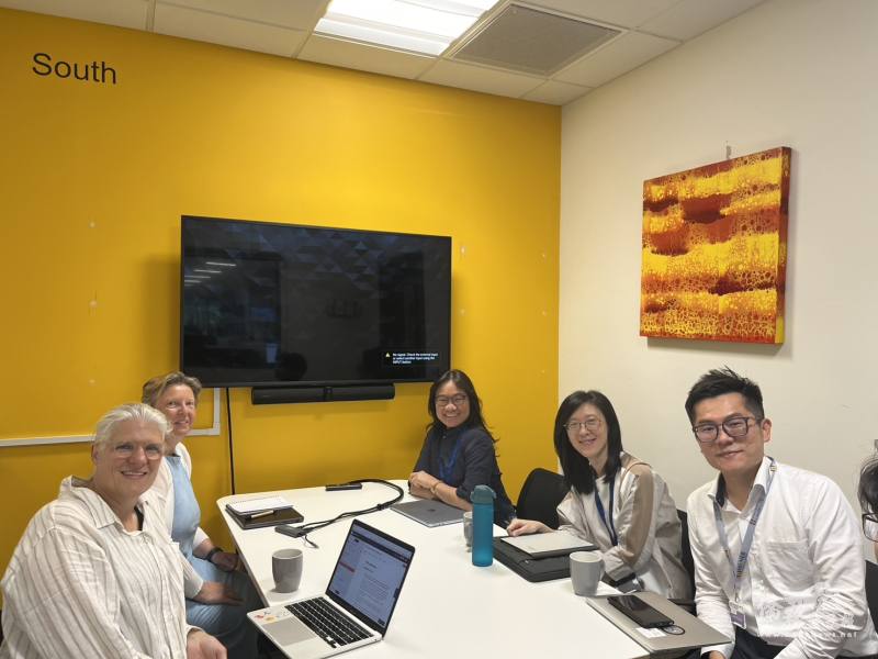 ７月６日、７日兩天安排臺大生物科技所教授兼所長林邵品(右３)，偕同臺大智慧醫療與健康資訊碩士學程兼任助理教授陳玫如(右２)，在英國臺大校友會會長吳明璁(右１)的牽線下，親至劍橋大學洽談長期國際產學合作機會  (英國臺大校友會提供)