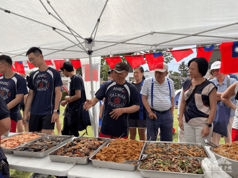 華裔相濟會會長陳清峰（中）為選手與鄉親準備可口精緻的臺菜，讓大家大快朵頤