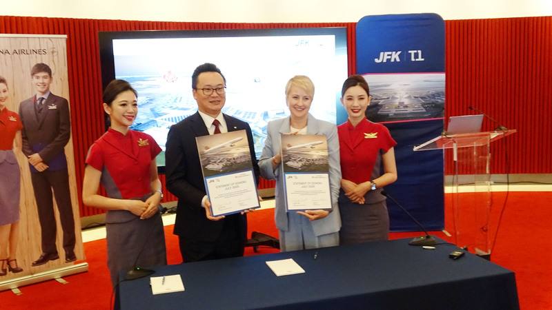 華航總經理陳漢銘（左2）與機場新第一航廈營運公司執行長奧曼特（Jennifer Aument）（右2）7月7日在TWA飯店簽署合作意向書，2026年進駐紐約甘迺迪國際機場新航廈