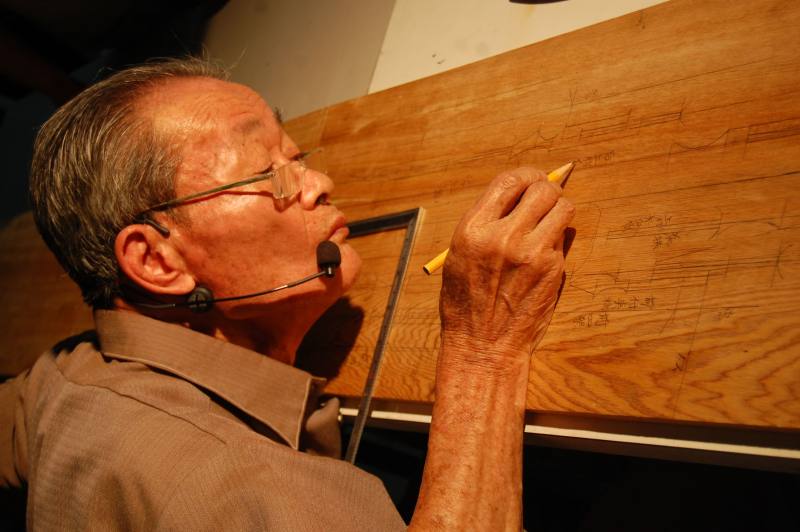 許漢珍司阜示範「大木作技術」落篙技法。（成功大學建築系徐明福教授研究室提供）