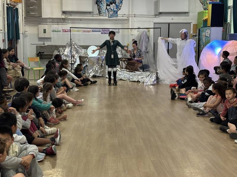 旅法導演楊宜霖將自己與兒子對台灣與外婆思念的投射，寫進為巴黎市立國小兒童編導的作品「露納」中，獲得熱烈迴響。表演常引起小觀眾對外婆的想念，也是最常被追問的問題