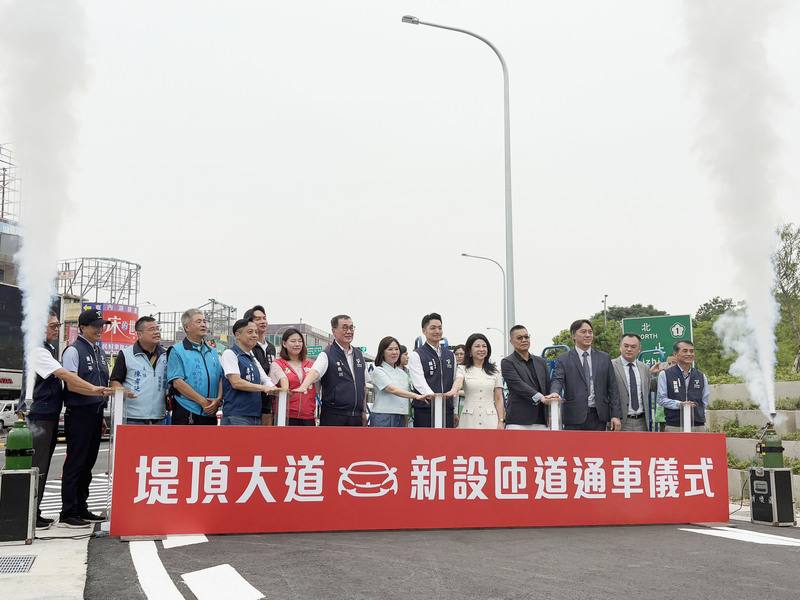 台北市長蔣萬安（前右6）8日出席堤頂交流道往北匝道動線改善工程通車儀式致詞表示，內科交通確實難解，但一定要想辦法緩解目前壅塞的情形，這個新匝道只是小工程，盼能達到畫龍點睛效果