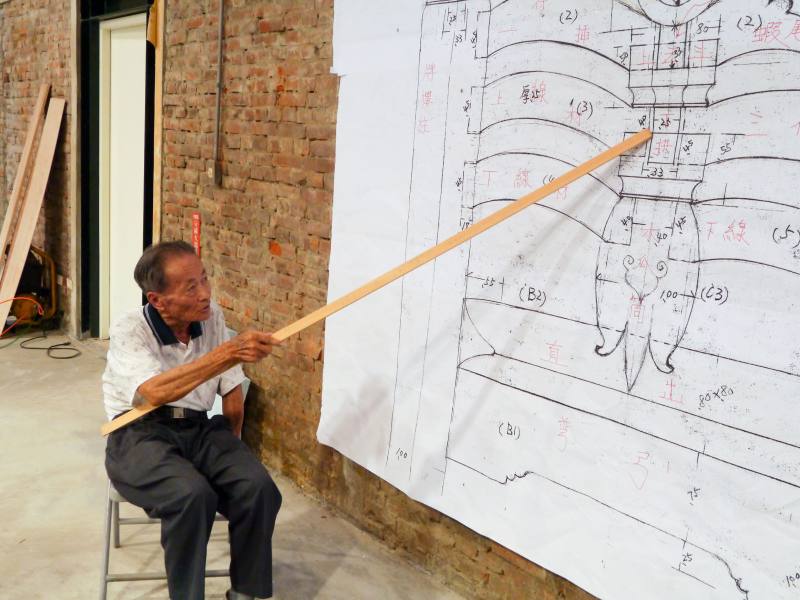 許漢珍司阜講解大木構件。（成功大學建築系徐明福教授研究室提供）