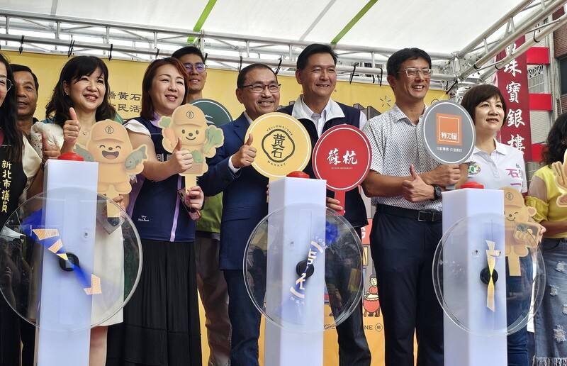 歷經5年改建的板橋黃石市場8日開幕，新北市長侯友宜（右4）到場主持啟用典禮