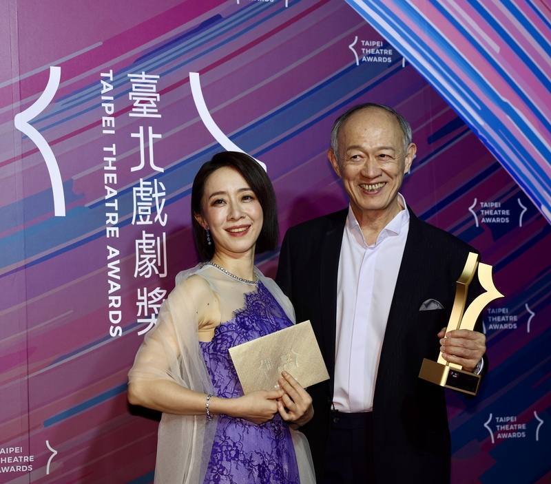 第1屆台北戲劇獎7日晚間在台北表演藝術中心球劇場頒獎，最佳戲劇類男女演員獎得主金士傑（右）、鄭尹真（左）開心合影