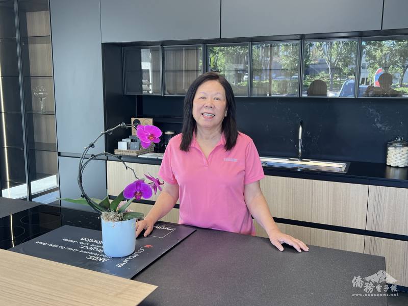 陽光設計建材負責人游捷蓮介紹廚房新穎廚具