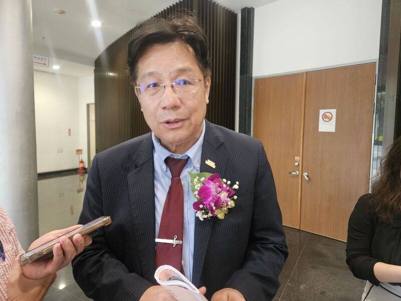 衛生福利部自民國113年3月起實施醫院急性一般病床三班護病比制度，日前首次撥付達標獎勵，但多家部立醫院獎金掛零，醫福會執行長林慶豐（圖）8日表示，擬爭取擴編公職、連3年加薪