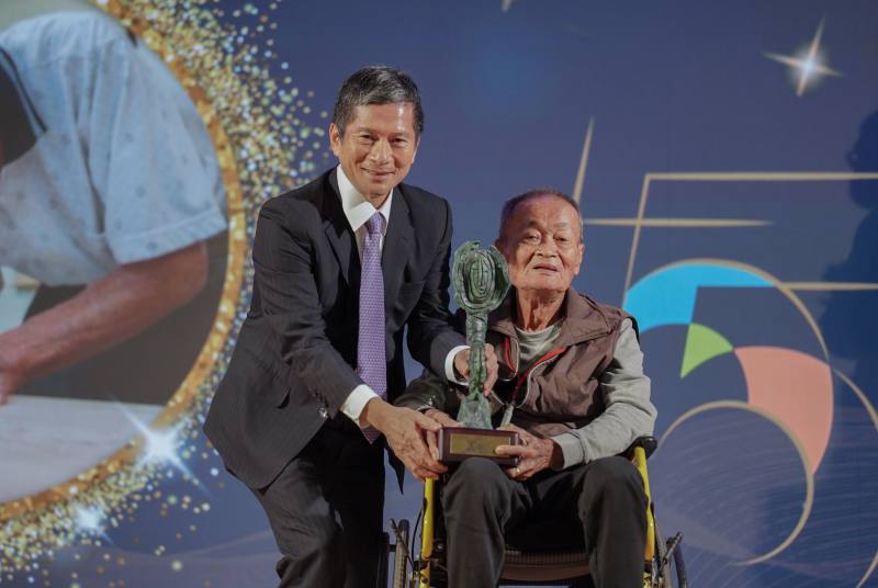 許漢珍司阜（右）2020年榮獲第5屆國家文化資產保存獎，由前文化部長李永得頒贈獎座