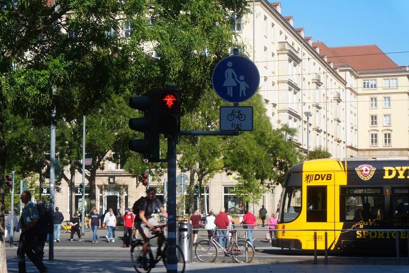 德國德勒斯登主火車站外的紅綠燈號誌，一改東德時期戴禮帽的男孩設計，改為穿裙子、綁辮子的紅綠燈女孩，展現平權倡議。第一座紅綠燈女孩於2005年設置，目前全市約有10處採用。