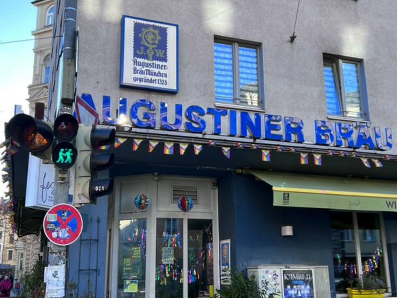 德國紅綠燈上的行走小人近年成為傳達社會價值的文化符號。慕尼黑市中心街頭設置男同志情侶牽手過馬路的行人號誌，象徵城市對同志族群與多元平權的支持，紅燈時則顯示女同志牽手等待過馬路圖樣。