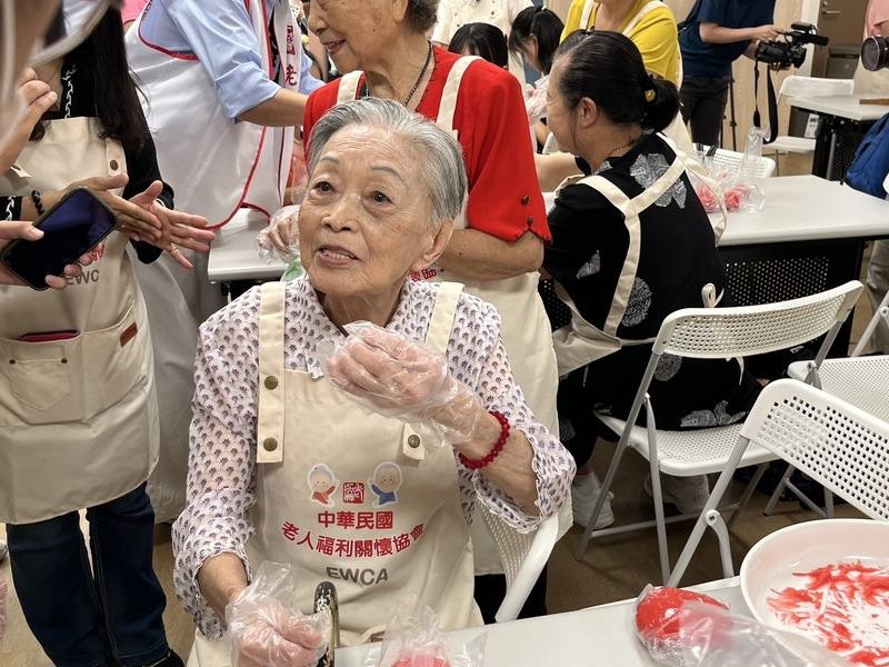 隸屬北市府的萬和兒童暨社區共好服務中心攜手老人福利關懷協會、大同區國順里辦公處8日舉辦「樂齡共學堂」活動，並有百歲阿嬤傳授做了一輩子的紅龜糕手藝