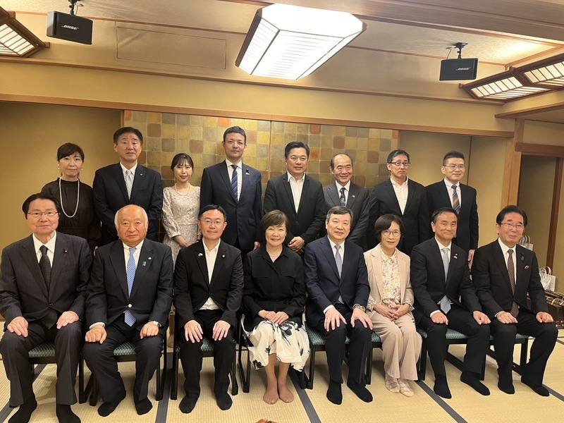 駐日代表李逸洋（前排右4）7日晚間宴請山口縣當地政要，包括山口縣知事村岡嗣政（前排右2）等人，安倍昭惠（前排中）到場致意