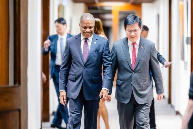 外交部長林佳龍（右）於7日午宴海地共和國外交部長蔣伯狄（Jean-Victor Harvel Jean-Baptiste）（左），感謝海地政府對台灣參與國際組織的堅定支持。（外交部提供）