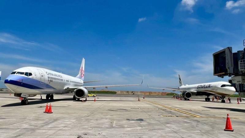 桃園國際機場第3航廈持續趕工，為配合北登機廊廳啟用前各項準備，5月起陸續安排國籍航空各機型航機試拖，進行機坪動線測試及地勤作業模擬等