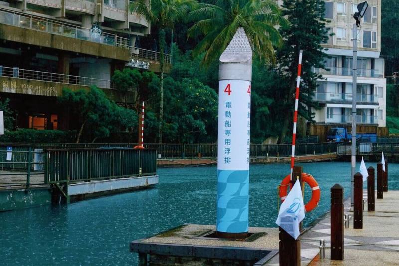日月潭水社碼頭4號浮排設電動船專用浮排9日啟用，專用浮排有巨型標誌裝置藝術及兩側小旗幟，讓搭電動船旅客更容易找到乘船地點。（日月潭國家風景區管理處提供）
