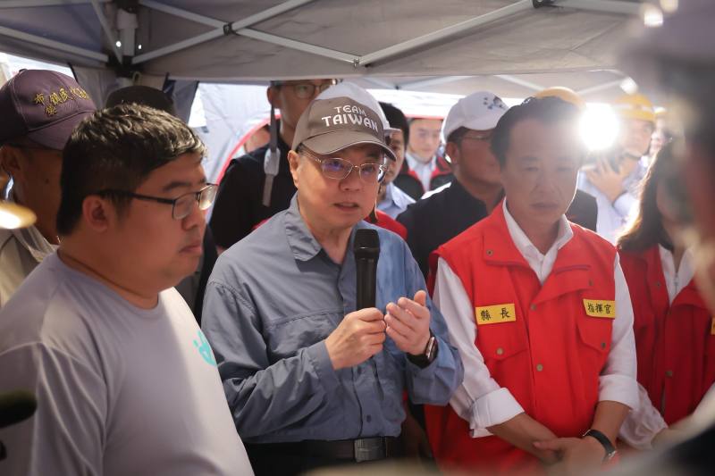 行政院長卓榮泰視察台電特高壓電塔大寮-新塭線2、3、4號鐵塔倒塌受損情形