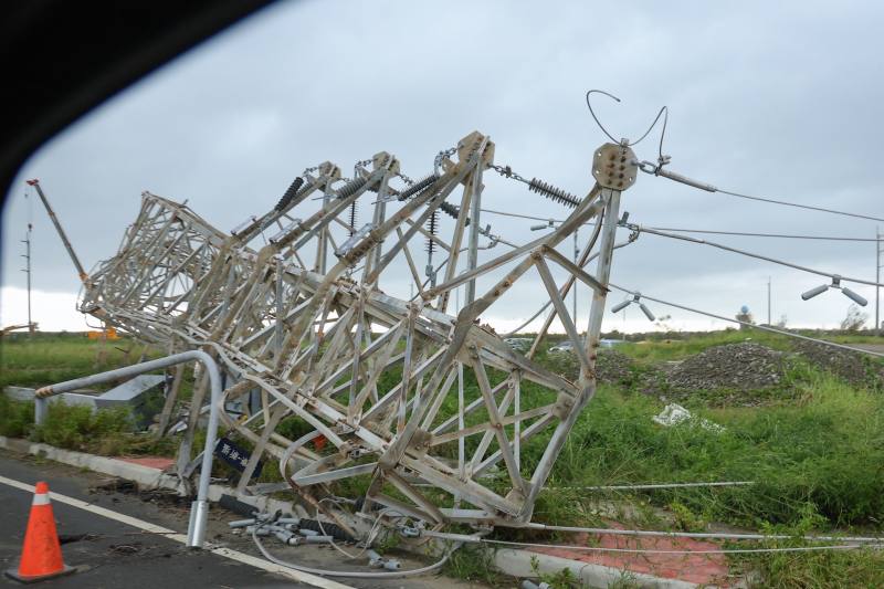 台電特高壓電塔大寮-新塭線2、3、4號鐵塔倒塌受損情形