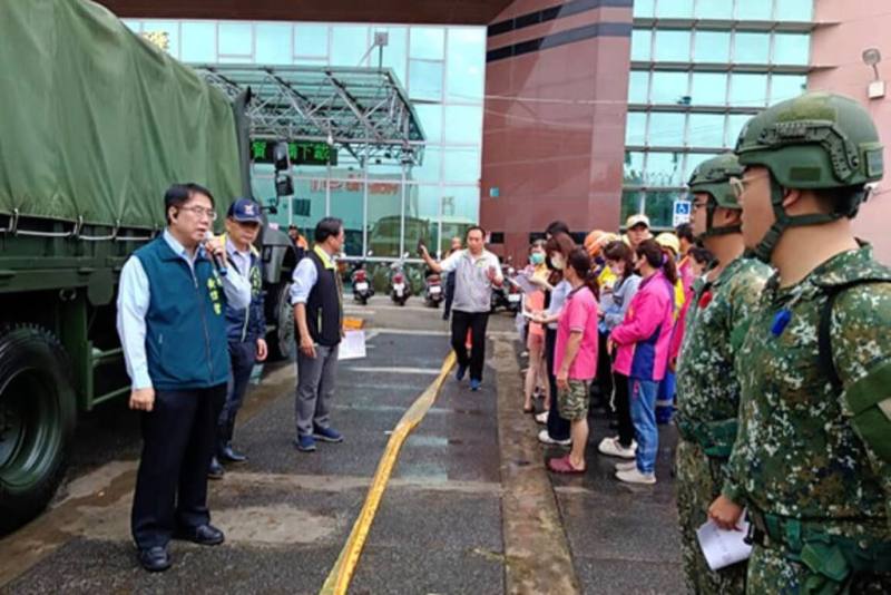 台南市長黃偉哲（前左）9日前往麻豆及後壁等地區關心風災後復原工作，向前往支援國軍人員致謝。（台南市政府提供）