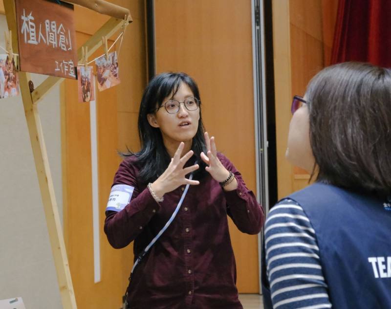 史博館「蘭花百姿 真情綻放－植物抒情活動」，由園藝治療師帶領體驗活動，將展覽內容與生活結合。
