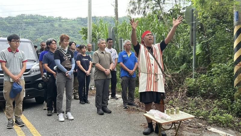 兩度入侵養雞場被捕的台灣黑熊「阿里曼．西肯」於9日清晨再次野放，野放前由在地部落頭目田清興（前）主持祈福儀式，田清興表示，期待阿里曼．西肯能與其他動物和平相處，並順利繁衍後代。（林業及自然保育署花蓮分署提供）