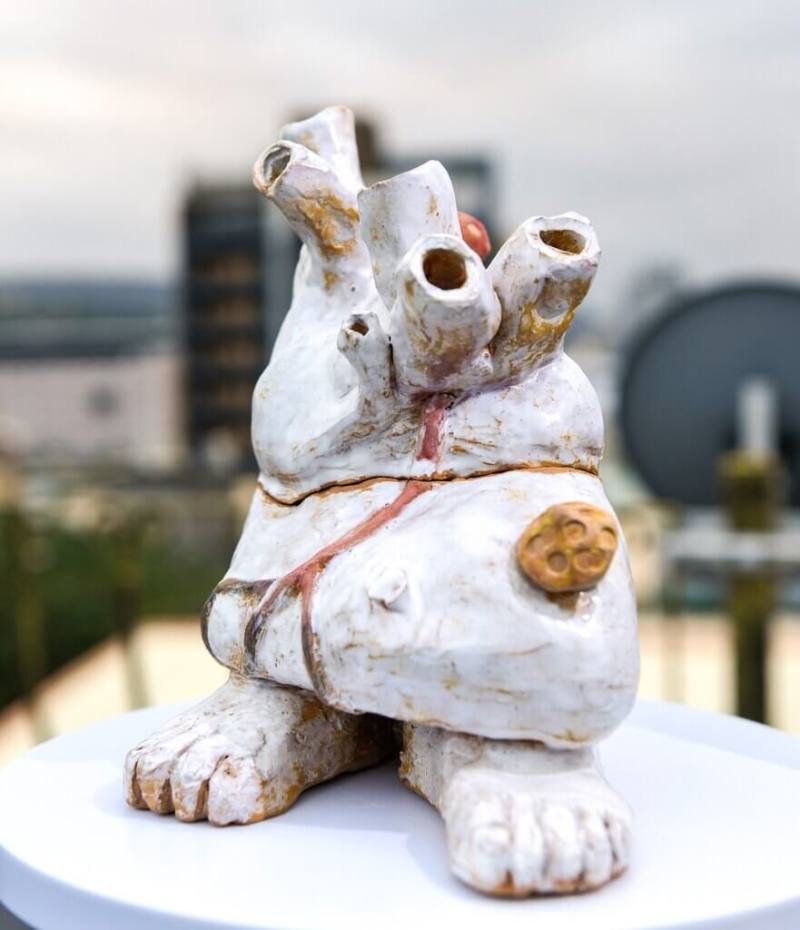 媒體人、多媒材藝術家櫻崎露露（Lulu Sakurazaki）打造個人首展「蘑菇一下」，8月5日起在台北市文化大學大夏藝廊展出逾40件作品，涵蓋壓克力、油畫、陶土、迷你模型。圖為作品「走心」