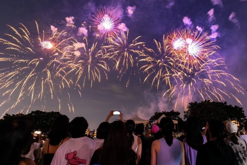 2025大稻埕夏日節將登場，台北市觀傳局9日表示，活動期間內預購指定檔期的高鐵飯店聯票，並可參加限量「大稻埕河岸煙火觀賞區入場證」抽獎活動，搶先卡位絕佳觀賞視角。（台北市觀傳局提供）