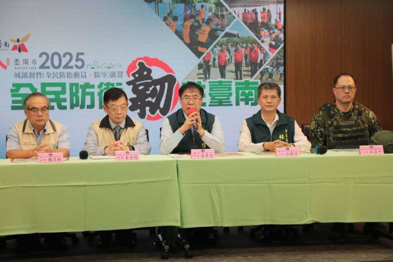 台南市長黃偉哲（中）9日宣布，台南市預定16日下午1時30分至2時舉行「2025城鎮韌性（防空）演習」，擇定東區、中西區、善化區為重點驗證區。（台南市政府提供）