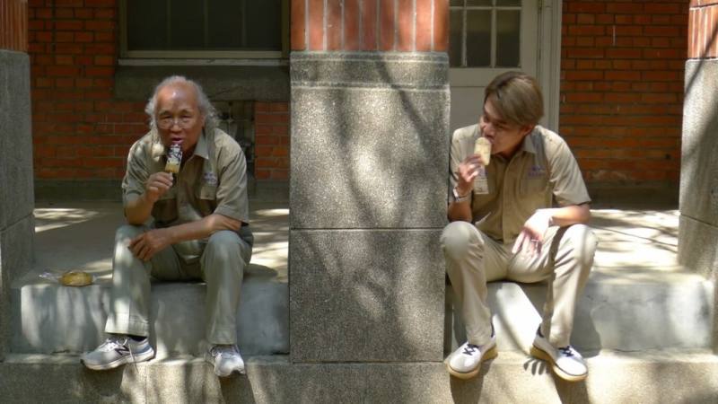 公視台語台節目「文學跳曼波」每週二晚間9時播出，新一集內容中，作家吳錦發（左）與主持人柯大堡（右）重返他的母校高雄中學，兩人穿上雄中制服，彷彿回到17、18歲的青澀時光，吳錦發說：「雄中是我認識自由與包容的起點。」