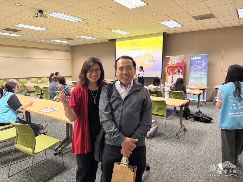 愛飛揚中文學校校長單聖玲(左)與駐舊金山教育組組長董慶豐(右)鼓勵夏季成人華語文化課程學員