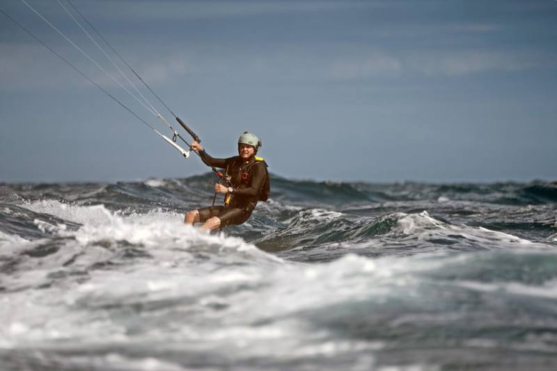 瑞士籍風箏衝浪挑戰者修爾茲（Geza Scholtz）9日宣布，成功從馬祖以風箏衝浪至台灣本島，完成橫跨台灣海峽壯舉第一人。（Geza Team提供）