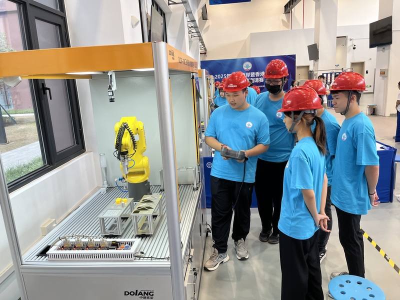 2025海峽兩岸暨香港、澳門青年技能邀請賽在上海第二工業大學舉辦，圖為機器人系統集成賽事現場