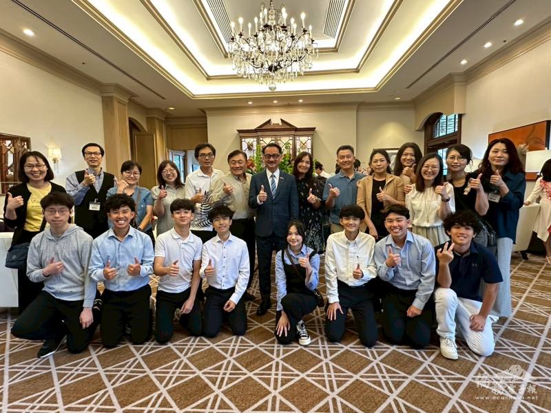 阮昭雄與FASCA洛麗分會家長及學員合影