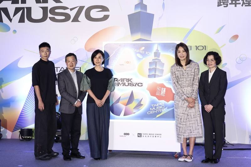 「SPARK the MUSIC 台北101 x 北流 跨年煙火音樂徵選計畫」正式開跑，8日下午在台北舉行記者會，台北流行音樂中心董事長黃韻玲（左3）、執行長梁序倫（左2）與台北101董事長賈永婕（右2）、總經理朱麗文（右1）等人出席宣傳活動