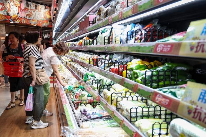 主計總處8日公布6月消費者物價上漲率為1.37%，6月CPI中，以食物類上漲2.82%漲幅較大，其中外食費續漲3.44%，這也是民眾對物價上漲感受依舊深刻的因素。圖為民眾在台北市南港區超市挑選蔬菜