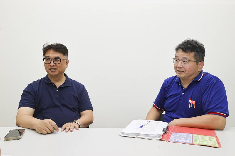 花王管理部經理蔣翼蓬（右）與業務部經理謝宗益（左）接受中央社專訪