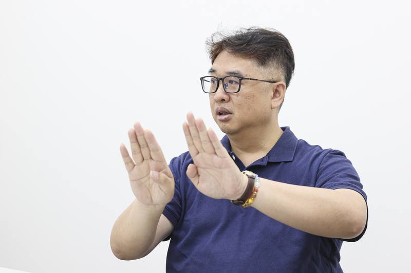 花王業務部經理謝宗益表示，AI油墨配色大大提升顏色的準確度，花王導入短短幾個月，客戶對於色差的客訴大降8成以上