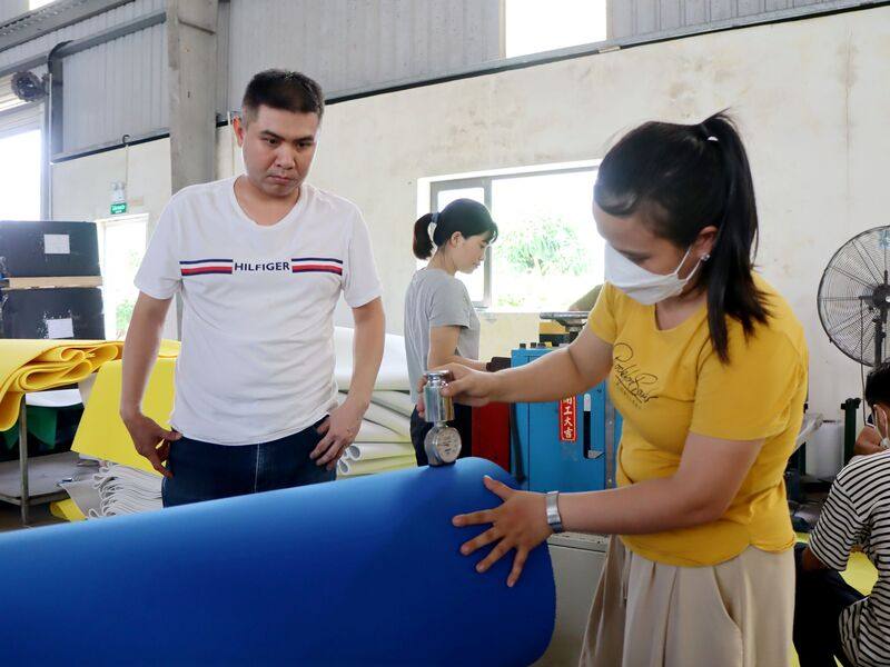 鞋材供應商、越南矽孚複合材料有限公司副總經理高一峯（左1）表示，很多鞋材的原料越南當地並未生產，若未來關稅政策將轉運定義擴及原料，生產成本壓力將會加劇