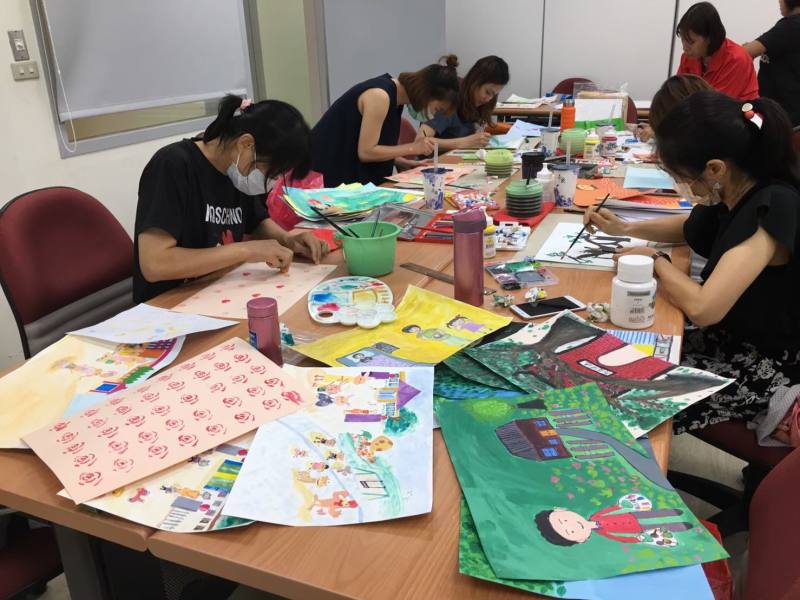 經由「話畫看」新住民暨移工培力工作坊引導學員畫出移居經驗