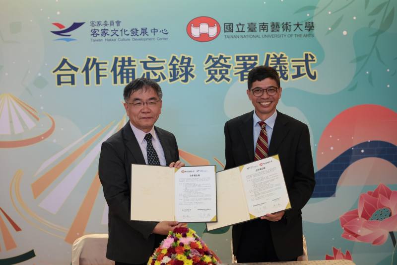 邱上嘉校長(左)、何金樑主任(右)攜手推動客家文化與博物館學合作新契機，簽署合作備忘錄