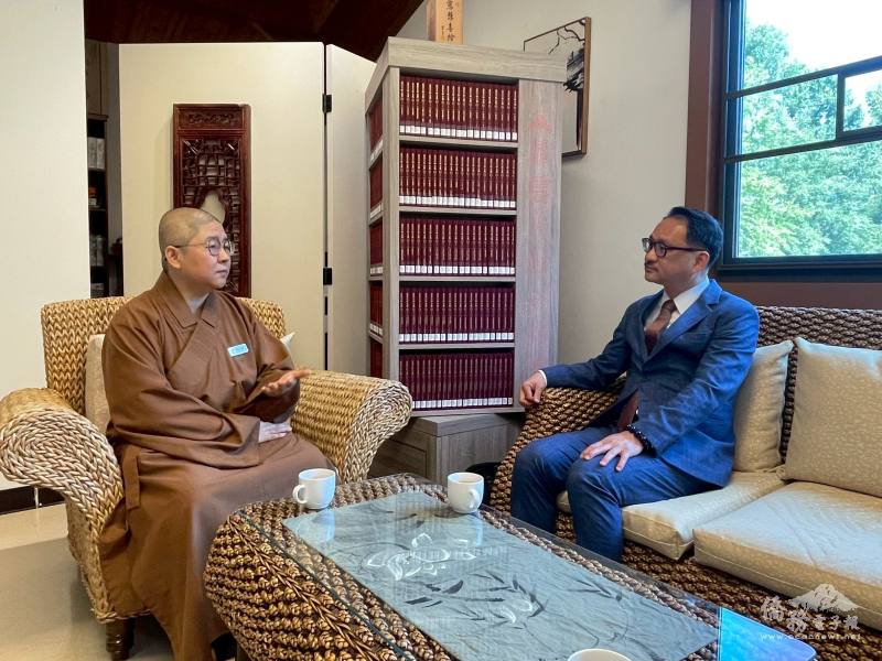 僑委會副委員長阮昭雄與北卡佛光山監寺妙舟法師交流