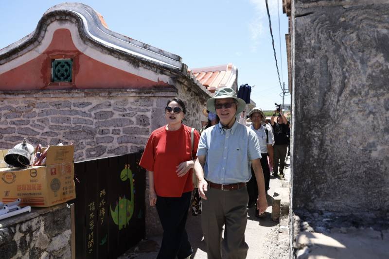 Minister Li and actress Lu visit the Huazai settlement on Wang’an Island